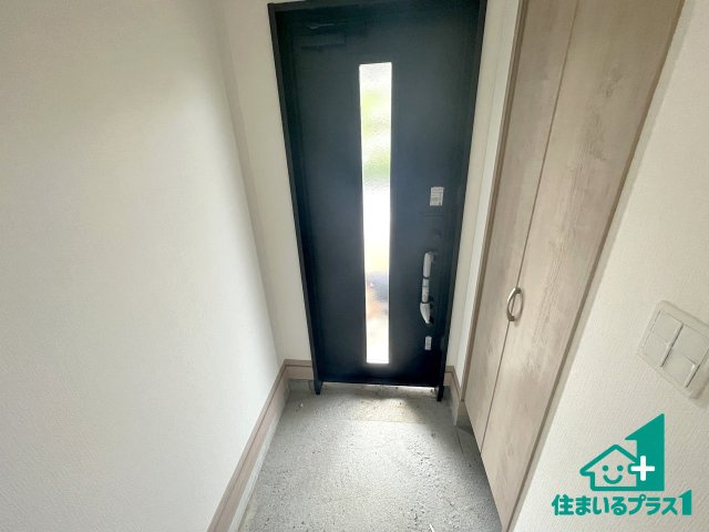 ■三島郡島本町山崎　新築一戸建ての玄関|シューズボックスにはたくさんの靴が収納できるので玄関周りはいつもスッキリ！ご家族が増えても安心！