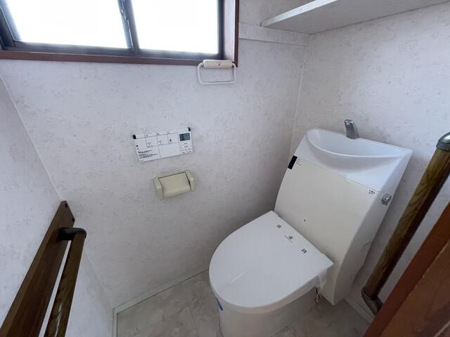 東新小岩1丁目貸家のトイレ