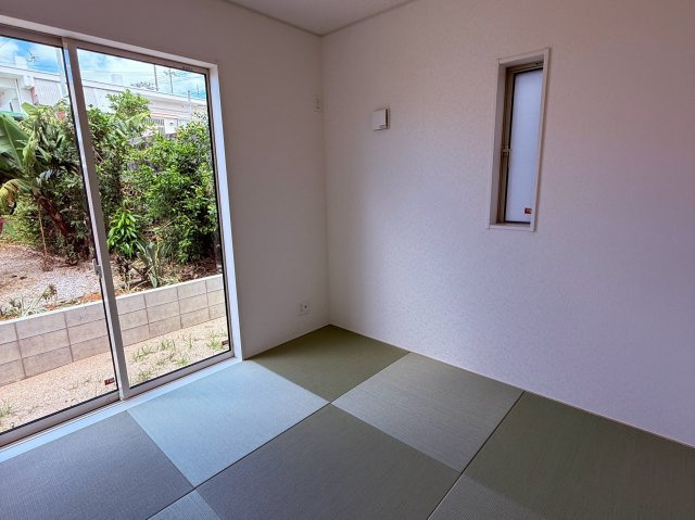 クレイドルガーデン読谷村大木　第４・３号棟のその他|洋風和室4.5帖には掃き出し窓を設置で採光も◎
