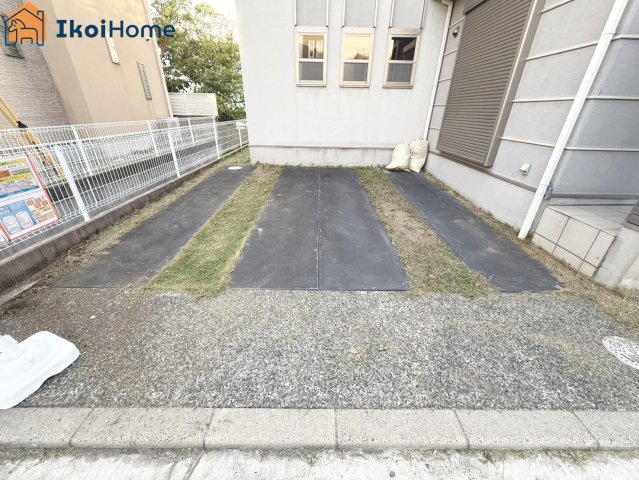明石市魚住町清水　中古戸建の駐車場|●年中無休：当日予約可●駅徒歩圏内ながらお車も並列で2台駐車可能です！入出庫も楽々安心♪