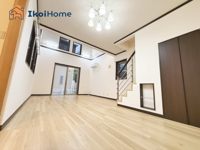 明石市魚住町清水　中古戸建の居間・リビング|●年中無休：当日予約可●吹抜がある明るく開放感のあるLDK♪あると便利な収納スペースも完備！