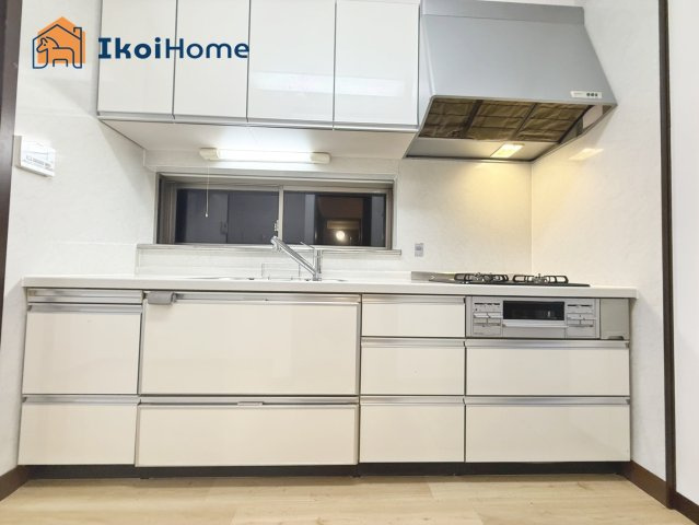明石市魚住町清水　中古戸建のキッチン|●年中無休：当日予約可●キッチンは壁付けタイプ。前面に窓があり換気良好！吊戸棚付きで収納も◎