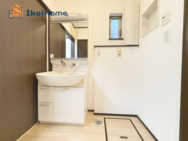 明石市魚住町清水　中古戸建の洗面所|●年中無休：当日予約可●洗面化粧台は便利な三面鏡＋ハンドシャワータイプとなっております。