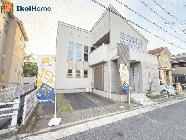 明石市魚住町清水　中古戸建の前面道路含む現地写真|●年中無休：当日予約可●前面道路は幅員約5ｍ、交通量少なめで安心の住環境です。