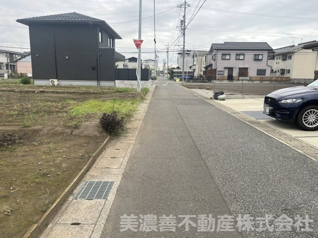 ６７３９７　岐阜市岩地土地の前面道路含む現地写真