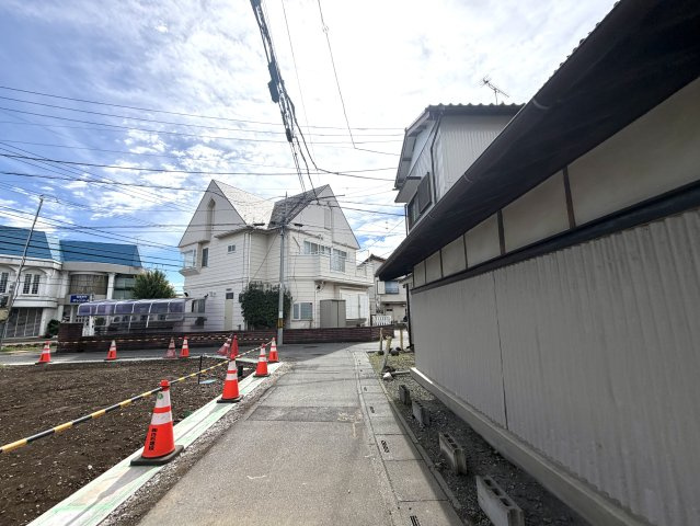 越谷市越ヶ谷本町１期１号棟FIT-A　新築戸建の前面道路含む現地写真|２つの道路に開かれた風通しの良い住環境。視線が通り抜けやすく、防犯意識の高さにもつながる配置です。