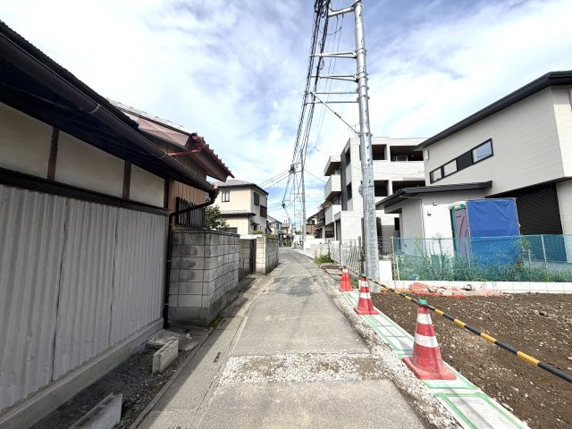 越谷市越ヶ谷本町１期１号棟FIT-A　新築戸建の前面道路含む現地写真|周囲への視界が開けた２方接道。日中を通して明るい太陽光が差し込み、お部屋全体を明るく照らします。