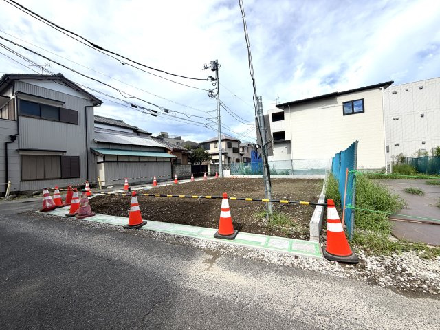 越谷市越ヶ谷本町１期１号棟FIT-A　新築戸建の外観|陽当たり良好なフラットな敷地。これからの工事経過とともに、住まいが形作られていく様子を楽しめます。