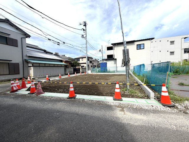 越谷市越ヶ谷本町１期１号棟FIT-A　新築戸建の外観|これから工事が始まるワクワク感のある現地。日差しがしっかり届く恵まれた立地環境をご覧ください。