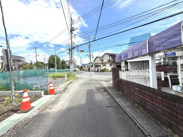 越谷市越ヶ谷本町１期１号棟FIT-A　新築戸建の前面道路含む現地写真|２つの道路に面しているため、用途に合わせて駐車位置や玄関のアプローチ位置を柔軟に計画できます。
