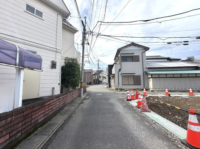 越谷市越ヶ谷本町１期１号棟FIT-A　新築戸建の前面道路含む現地写真|前面・側面の２方向から心地よい光が注ぎ込む好立地。日日々の暮らしに豊かさと開放感をもたらします。