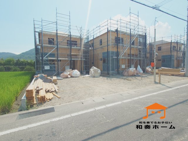 クレイドルガーデン高松市鶴市町第３◇光熱費の負担の軽減が可能なオール電化住宅ですの外観|外観
駐車場スペースは３台以上のゆったりとした区画です。入居者以外の出入りが少ないので駐車が苦手な方にも安心です。家族の複数台所有や来客用駐車や将来的な車の増台にも対応しやすいです。