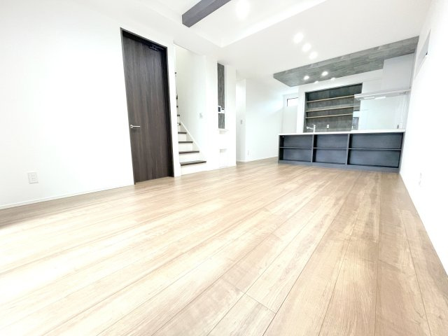 【居間・リビング】 | 富士見市大字水子　新築一戸建住宅　限定1棟（ふじみ野店） | 施工会社過去施工例：リビング
開放感ある折上天井と、大きな窓から差し込む陽光がリビングを明るく照らします。