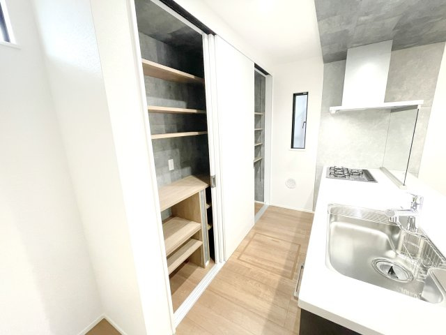 【キッチン】 | 富士見市大字水子　新築一戸建住宅　限定1棟（ふじみ野店） | 施工会社過去施工例：食器洗浄乾燥機付き。折下天井やアクセントクロス、フルフラットキッチンなど、おしゃれな造りのキッチンです。