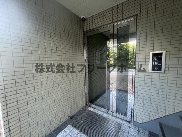 三鷹市下連雀３丁目の賃貸マンションのエントランス