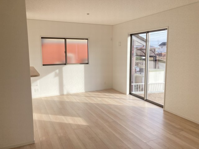クレイドルガーデン前橋市青柳町第27　5号棟の居間・リビング|【イメージ画像】カウンターキッチンなのでお料理をしながら会話もできます。
夕食の支度をしながら、お子様の様子も見られて自然と会話も増えますよ♪