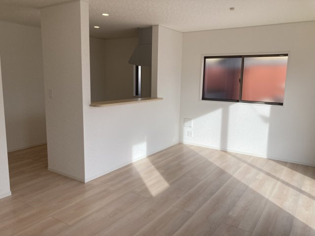 クレイドルガーデン前橋市青柳町第27　5号棟の洋室|【イメージ画像】ゆったり過ごせる18帖リビングです
人気の対面式キッチンを配した空間はお好みの家具も合わせやすく、家族がくつろぐ快適な空間造りをサポート。窓からは明るい陽光が差し込みます。