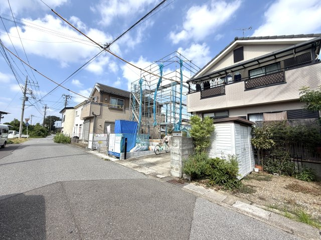 越谷市向畑１号棟　新築戸建の外観|水平と強度の精度を保ちながら丁寧に行う基礎工事。これからの施工工程も安全第一で進めてまいります。