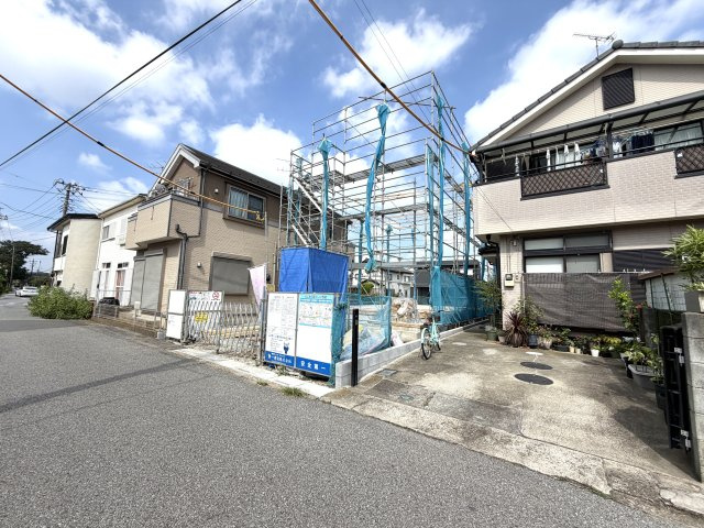 越谷市向畑１号棟　新築戸建の外観|家の骨組みを支える強固な基礎が形になってきました。防湿や耐久対策も万全を期して施工中です。