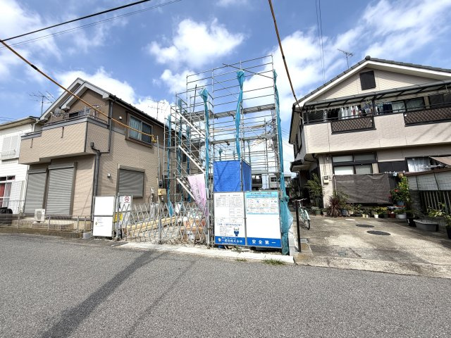 越谷市向畑１号棟　新築戸建の外観|頑丈な建物を創るベタ基礎工事を施工中。完成後は見えなくなる構造の裏側まで丁寧な仕事を徹底しています。