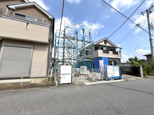 越谷市向畑１号棟　新築戸建の外観|職人の手で着々と進む基礎工事の現場。目に見えない土台から高品質な住まいづくりにこだわっています。