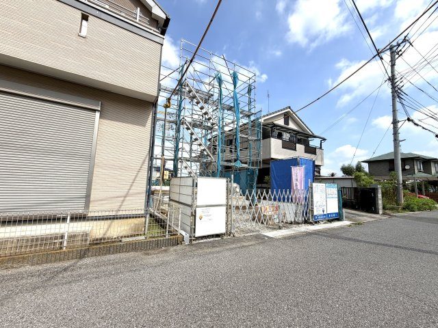 越谷市向畑１号棟　新築戸建の外観|構造の安全性を第一に考えた基礎施工中。厳しい品質チェックを経て、頑丈な土台を作り上げています。