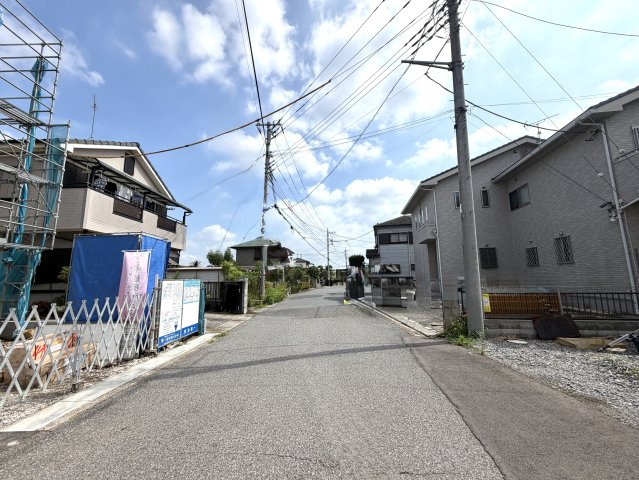 越谷市向畑１号棟　新築戸建の前面道路含む現地写真|前面道路から直感的に敷地へアクセスできるわかりやすい配置。車の出入りや荷物の搬入もスムーズです。