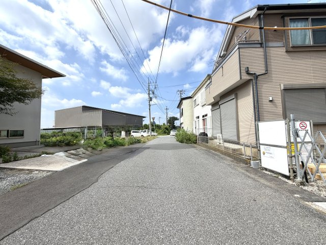 越谷市向畑１号棟　新築戸建の前面道路含む現地写真|前面道路は主に近隣住民が利用するため交通量が抑えめ。静かな生活環境と車通りの少なさが大きな魅力です。