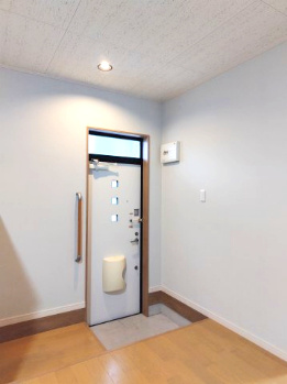 ５８１８８　岐阜市千代田町中古戸建ての玄関