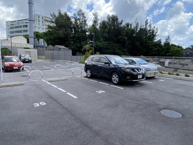 アルファステイツ北谷ヒルズの駐車場
