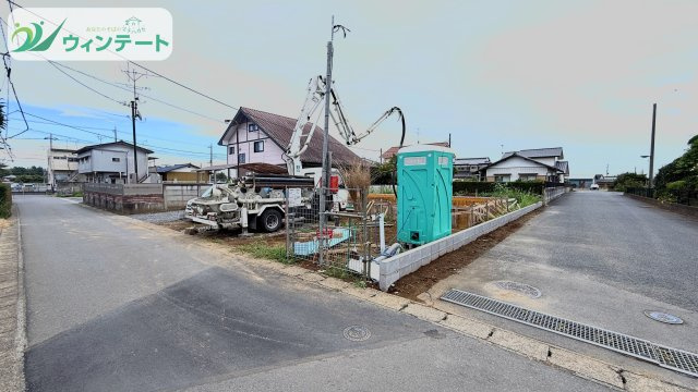 石岡市北府中第1　新築戸建の前面道路含む現地写真|建築中の現地写真です。敷地面積70坪超の広さを活かした設計で、駐車スペースもゆったり。