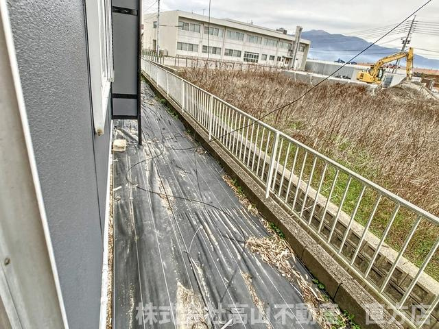 直方市新町３丁目のアパートのバルコニー