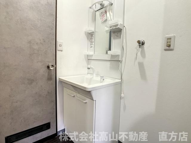 直方市新町３丁目のアパートの洗面所