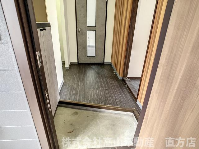 直方市新町３丁目のアパートの玄関