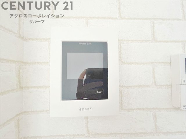 訪問者が来たときにテレビ画面で確認できるため、安心してドアを開けられます。録画機能があるものもあり、留守中に来訪者を記録しておくことができます。利便性が高く、セキュリティ面でも安心です。
