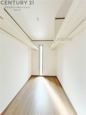 収納力が高く洋服や小物を整理しやすく、更衣室のように使え、部屋がすっきり保てます。収納の配置を自由に調整でき、換気性が良く防湿・防虫対策も可能。快適で機能的な生活空間を実現できます♪
