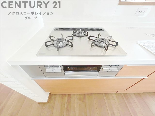 多数の調理器具を同時に使用でき、料理の効率化が可能。省エネで節約になり、様々な料理スタイルに適応できます。また、火力調整が独立しており、手入れや掃除もしやすく、今よりもっとお料理が楽しくなるかも。
