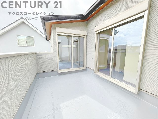 南向きバルコニーは日照が豊富で温暖な陽光を受けられ、植物の育成やリラックススペースとして活用可能です。洗濯物の乾燥が速く、快適な生活環境を提供。自然の光を取り込み、室内を明るくしてくれます。
