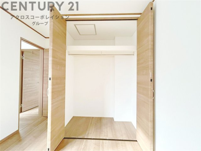 衣類やアクセサリー、小物類の収納が便利で整理整頓がしやすく、部屋の美観を保ちつつ、スペースを最大限に活用できます。衣服のしわやダメージを防ぎ、長持ちさせることができます。
