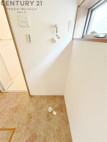 洗濯物の仕分け作業がしやすく、整理整頓が容易になります。洗濯音や湿気を他の部屋に持ち込まず、生活環境を快適に保ちます。上部を活用すれば収納スペースを確保でき洗剤や洗濯用品の整理もしやすくなります。
