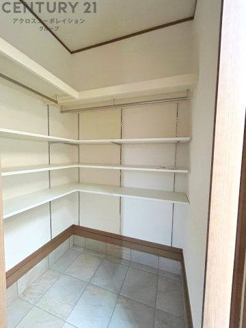 靴やアウトドア用品をまとめて収納できる広々土間スペース。玄関まわりがすっきり片付き、家族の出入りも快適です。
