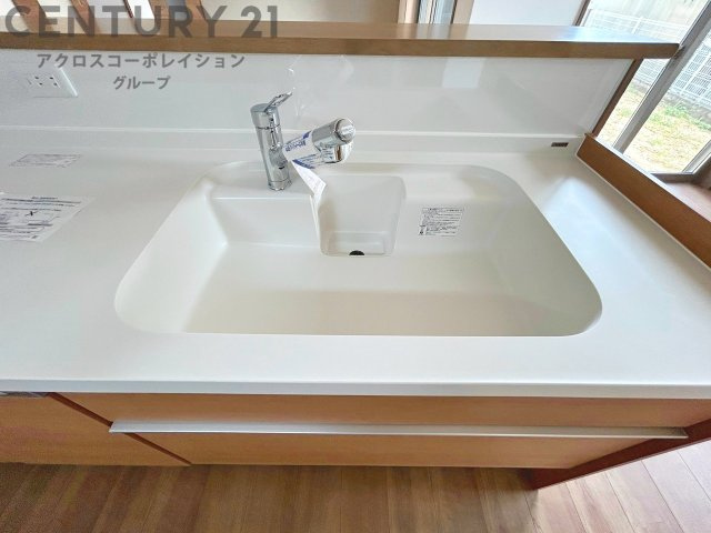 大きなシンクでお鍋などの大きな調理器具を洗う際にも便利です。
