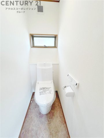 温水洗浄便座付トイレは温水洗浄機能により、暖かい水でおしりを洗浄することができ、冷たい水を使う従来の便座に比べ、温水洗浄機能で暖かいトイレを提供し、快適な使用を可能にします。
