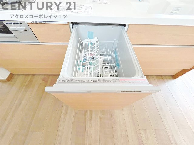 手洗いに比べて時間や労力を節約できることです。また、高温のお湯で洗浄されるため、雑菌や細菌を殺菌する効果もあります。さらに、乾燥機能があるため、手で拭く手間も省け衛生的に保管できます。
