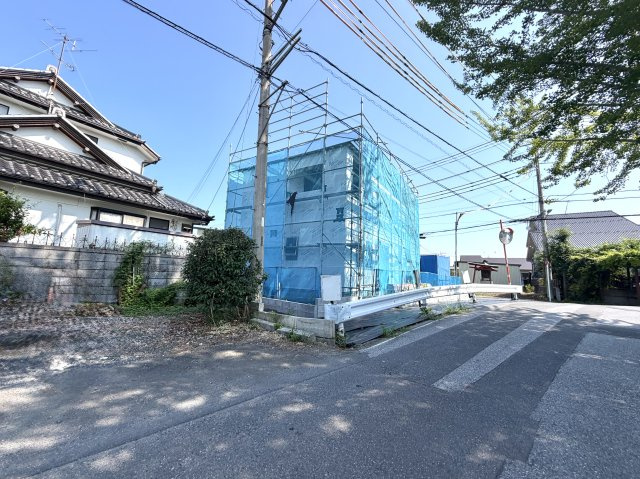 越谷市三野宮第２　１号棟新築戸建の外観|晴天のもと無事に上棟を終えた建築現場。ここから断熱材の施工や内装工事へと順次進んでいきます。