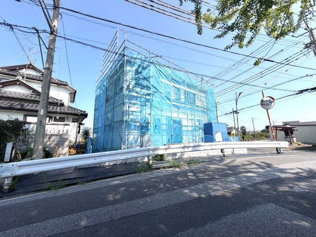 越谷市三野宮第２　１号棟新築戸建の外観|建物全体のボリュームが伝わる上棟後の現場。ご家族で実際の広さや天井高を体感してみてください。
