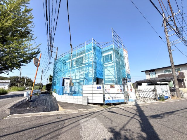 越谷市三野宮第２　１号棟新築戸建の外観|いよいよ建物の骨組みが組み上がった上棟の様子。立体的な部屋の広さや天井の高さを体感できます。