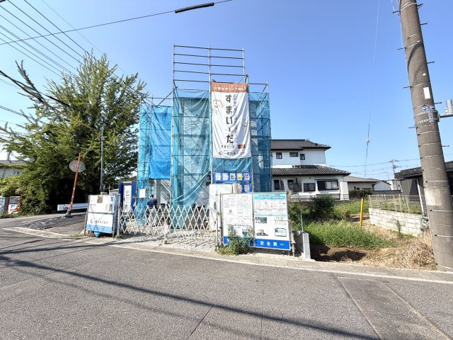 越谷市三野宮第２　１号棟新築戸建の外観|家の形がくっきりと見えてきたワクワクする工程。構造用合板が貼り進められ強度がさらに高まります。
