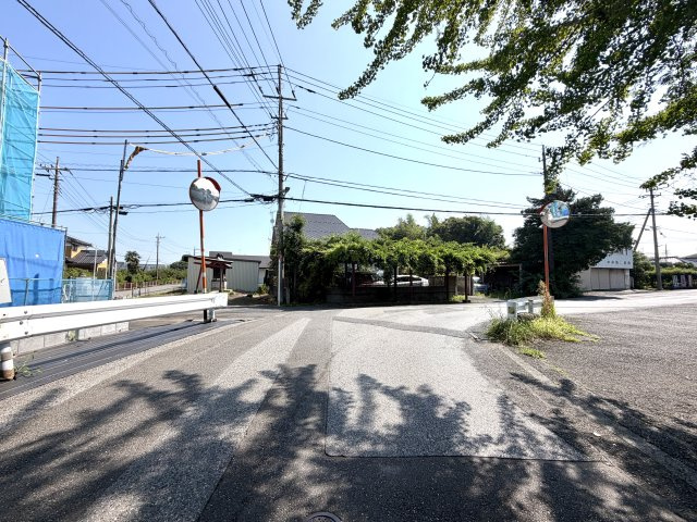 越谷市三野宮第２　１号棟新築戸建の前面道路含む現地写真|２つの道路に面しているため、用途に合わせて駐車位置や玄関のアプローチ位置を柔軟に計画できます。