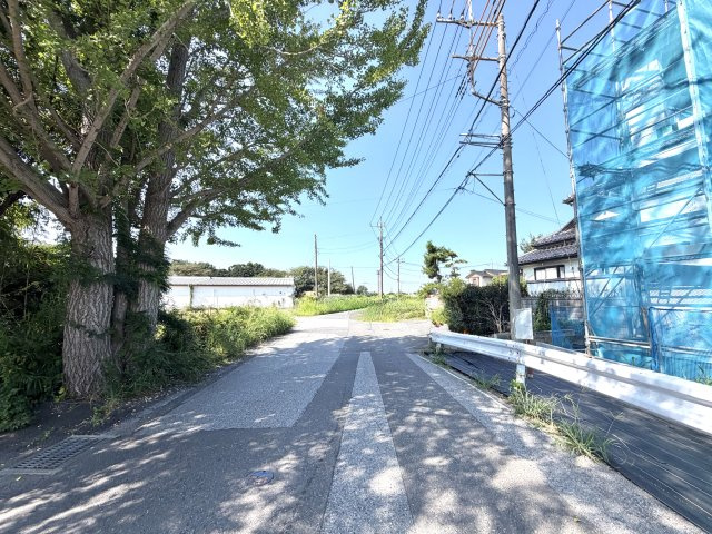 越谷市三野宮第２　１号棟新築戸建の前面道路含む現地写真|風の抜け道と太陽の恵みをフルに活かせる２方接道。建物の魅力をより一層引き立てる恵まれた環境です。